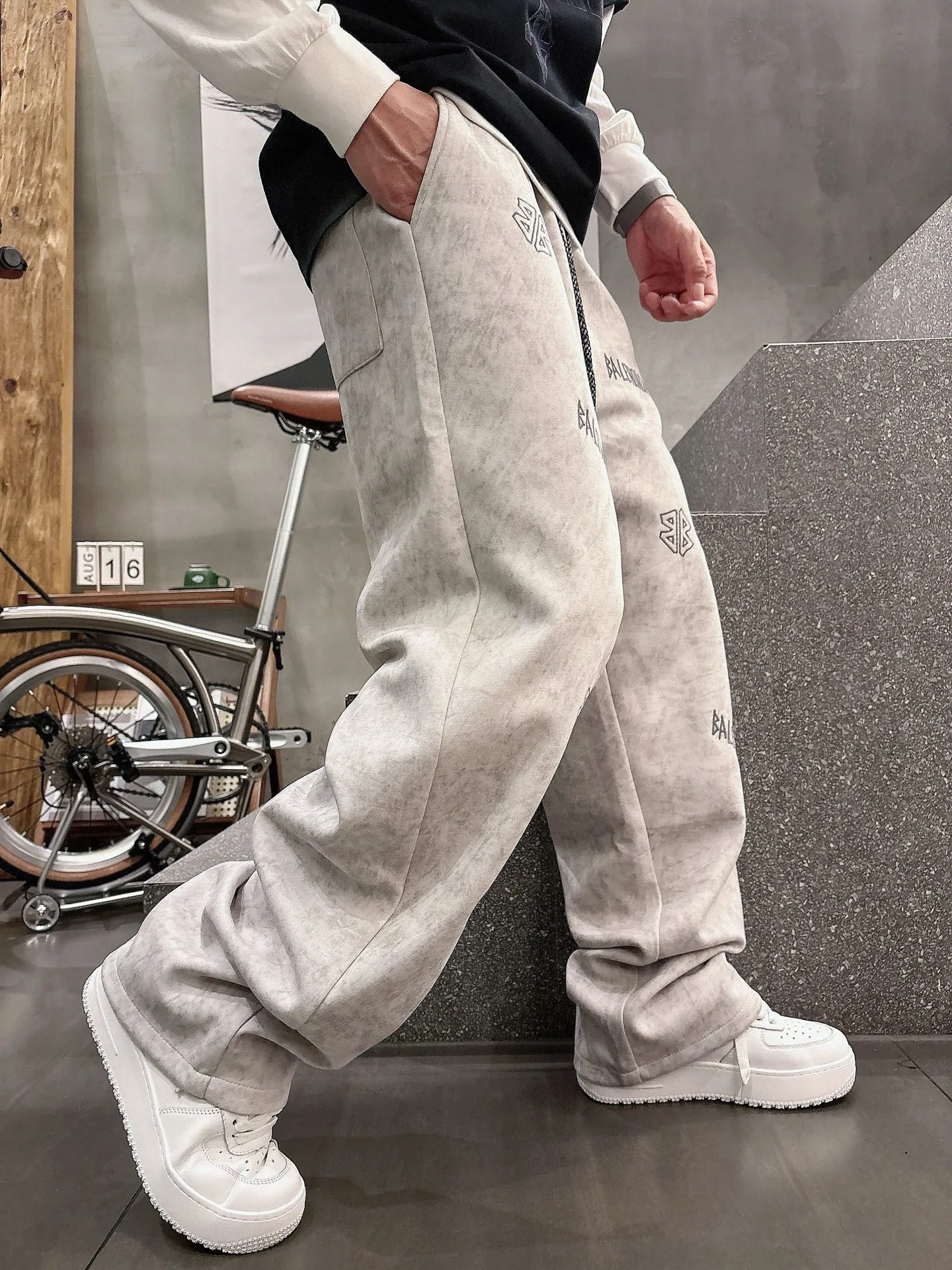 Balenciaga 🆕2026 Autumn and Winter New Arrival Casual Pants! The official website will be released simultaneously. Brand Classic LOGO casual pants, customized fabrics, excellent comfort and strong touch. Highly recognisable, perfect appearance and craftsmanship. Size:M-3XL